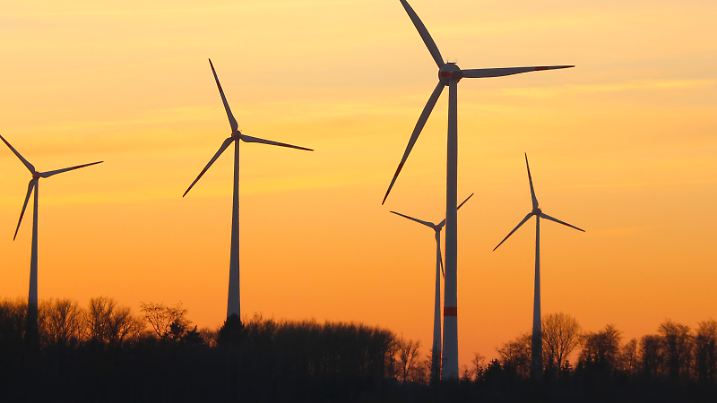 Blick am Dienstag (07.02.2023) unweit von Boltenhagen in der Gemeinde Süderholz (Lankreis Vorpommern Rügen) auf Windräder im Sonnenuntergang. Nach einem Gesetz der Bunderegierung das am 01. Februar 2023 in Kraft getreten ist müssen künftig alle Bundeländer einen Teil ihrer Landesfläche für den Bau von Windkraftanlagen zur Verfügung stellen. Im Zuge dessen hat das Land MV im Verlauf des Tages seinen Planungserlass Wind-an-Land vorgestellt. Dieser regelt künftig die Ausweisung von Flächen für den Windenergieausbau an Land in Mecklenburg-Vorpommern. Dazu hat er das Ziel, die klimaneutrale und krisensichere Energieversorgung im Nordosten sicherzustellen.