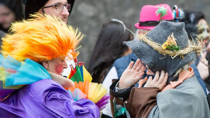 Karnevalisten halten am Rosenmontag (08.02.2016) in Köln (Nordrhein-Westfalen) bei einer Windböe ihre Kostüme fest. Der Kölner Rosenmontagsumzug findet trotz einer Sturmwarnung statt, allerdings mit Einschränkungen. Foto: Maja Hitij/dpa |