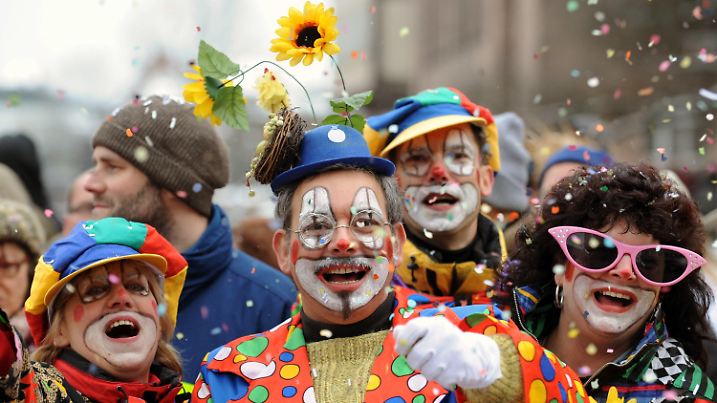 ARCHIV - 14.02.2010, Bayern, Nürnberg: Besucher in Clown-Kostümen werfen in Nürnberg beim Faschingsumzug mit Konfetti. (zu dpa «Gestiegene Preise machen Narren in Franken zu schaffen») Foto: picture alliance / dpa +++ dpa-Bildfunk +++