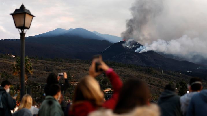 Der Vulkan Cumbre Vieja auf La Palma spuckt auch 2 Monate nach Beginn des Ausbruchs weiter Lava und Aschewolken. Aktuell erschüttern bis zu 300 Erdbeben pro Tag die Kanareninsel. Die Aktivität des Vulkans hat nach Seismologen wieder zugenommen und ist der längste gemessene Ausbruch auf der Insel seit 340 Jahren. La Palma, 20.11.2021