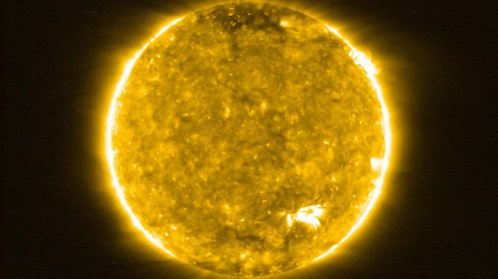 HANDOUT - 30.05.2020, ---, --: Solar Orbiter's erster Blick auf die Sonne. Der Extreme Ultraviolet Imager (EUI) auf der Raumsonde Solar Orbiter der ESA hat dieses Bild am 30. Mai 2020 aufgenommen. Sie zeigen das Bild der Sonne bei einer Wellenlänge von 17 Nanometer, was im extremen ultravioletten Bereich des elektromagnetischen Spektrums liegt. Bilder bei dieser Wellenlänge zeigen die obere Atmosphäre der Sonne, die Korona, mit einer Temperatur von etwa 1 Million Grad. EUI nimmt mit dem Full Sun Imager (FSI) -Teleskop vollständige Bilder der Sonne auf. Die im Februar in den USA gestartete Raumsonde «Solar Orbiter» hat ihre zehn wissenschaftlichen Instrumente an Bord in Betrieb genommen und erste Bilder von der Sonne gemacht. Die europäische Raumfahrtagentur ESA will die ersten Aufnahmen am 16.07.2020 vorstellen. Foto: Solar Orbiter/Eui Team/Nasa/ESA/dpa - ACHTUNG: Nur zur redaktionellen Verwendung und nur mit vollständiger Nennung des vorstehenden Credits +++ dpa-Bildfunk +++