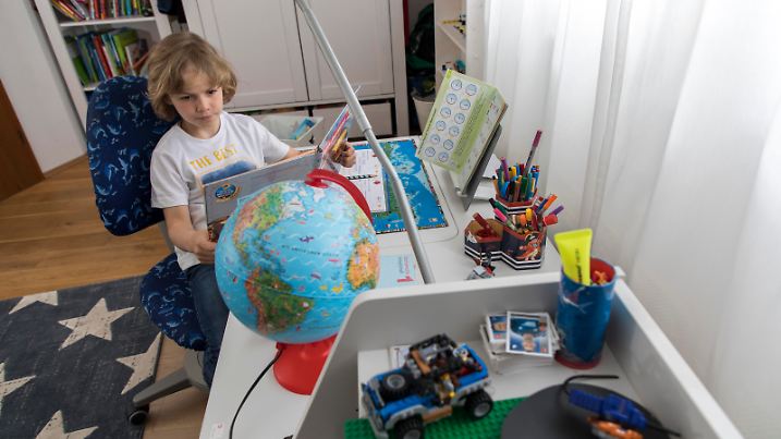 Junge, Grundschüler, 8 Jahre alt, lernt zuhause für die Schule, macht Hausaufgaben, Erdkunde, Geografie, Länderkunde, || Modellfreigabe vorhanden