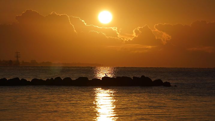News Bilder des Tages Romantischer Sonnenaufgang für Genießer Am morgen eröffnet die Sonne das rennen in eine neue Woche. Na bitte, es geht doch Neben Unwetter und Regen endlich ein traumstart in die neue Woche, was das Wetter betrifft. Heute morgen passt es am Strand in Grömitz. Die Sonne strahlt wieder häufiger, überall in unserem schönen Norden, und das Wetter wird durchaus richtig freundlich Schluss mit grauen Wolken . Wetter, Sonnenaufgang, Ostseeküste, Meeresbriese, Meer, Wettervorhersage, Wetterprognose, Sommer, Hitzerekord, Temperaturen, Wolken, Unwetter, Extremwetter, Gewitter, Wellen, Wellenbrecher, Wolken, Himmel, Meteorologen, Schleswig Holstein, Grömitz, Lübeck, Travemünde, Timmendorf, Neustadt Holstein, Juni, Hitze, UV Stra Copyright: xM.Schwananwärterxi.Lx