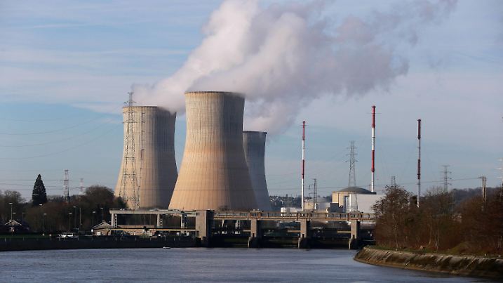 Atomkraftwerk Tihange in Belgien. Der älteste Teil des Kraftwerks ist 40 Jahre alt. Das Kraftwerk ist ungefähr 70 Kilometer von der deutschen Grenze entfernt. Betreiber ist die Firma Electrabel. Als Risiko werden von Kritikern unter anderem Haarrisse im Reaktorblock 2 eingestuft. Belgien, Tihange

Nuclear power plant Tihange in Belgium the oldest Part the Power plant is 40 Years Old the Power plant is approximately 70 Kilometre from the German Border removed Operators is the Company Electrabel as Risk will from critics  under others crazing  in Reactor block 2 classified Belgium Tihange