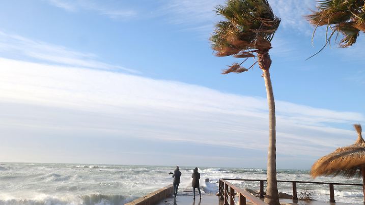 17.01.2023, Spanien, Palma de Mallorca: Zwei Personen fotografieren die großen Wellen in Palma de Mallorca. Auf Mallorca herrscht Alarmbereitschaft wegen starker Windböen, die durch den Sturm «Fien» verursacht werden. Foto: Isaac Buj/EUROPA PRESS/dpa +++ dpa-Bildfunk +++