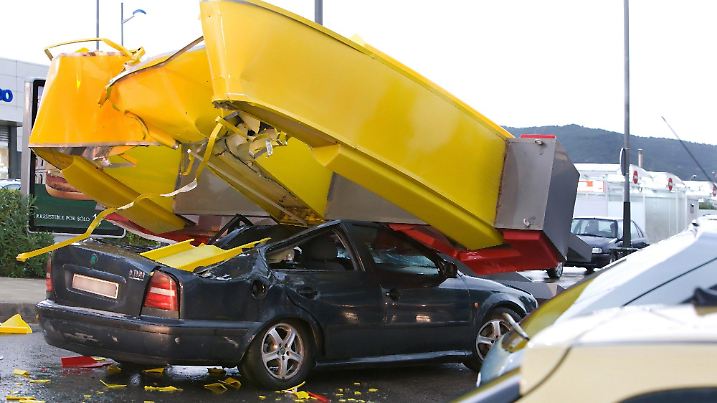 Ein Auto ist unter dem riesigen , gelben "M" einer McDonald's-Filiale eingeklemmt in der Inselhauptstadt Palma de Mallorca nach schweren Unwettern am Donnerstag (04.10.2007). Der Sturm riss die Werbung um und sie stürzte auf das fahrende Fahrzeug vor der Filiale, in der Autofahrer auch direkt bedient werden. Foto: Marco Richter +++(c) dpa - Bildfunk+++