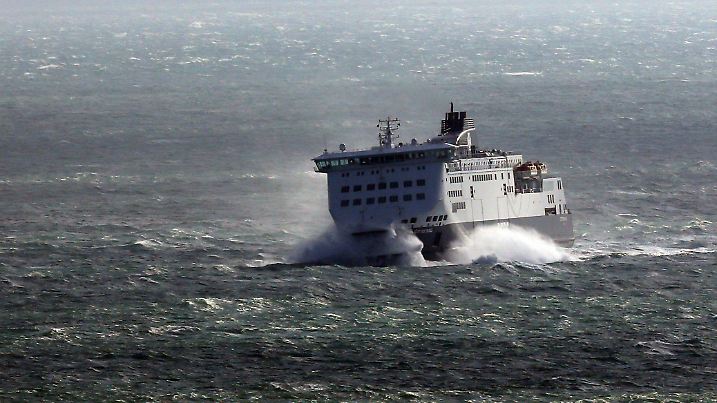 11.09.2018, Großbritannien, Dover: An einer Fähre der Linie DFDS brechen sich bei windigem Wetter die Wellen, kurz vor der Einfahrt in den Hafen von Dover. Foto: Gareth Fuller/PA Wire/dpa +++ dpa-Bildfunk +++
