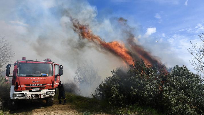 News Bilder des Tages Griechenland - Peloponnes, Waldbrand bei Lantzoi, Region Elis / Ilia, Peloponnes am 04. April 2022. Im Bild: Feuerwehr im Einsatz zur Brandbekämpfung Waldbrand bei Lantzoi *** Greece Peloponnese, forest fire near Lantzoi, region Elis Ilia, Peloponnese on 04 April 2022 In the picture firefighters in action to fight the fire forest fire near Lantzoi PUBLICATIONxNOTxINxGRE ANE5557700