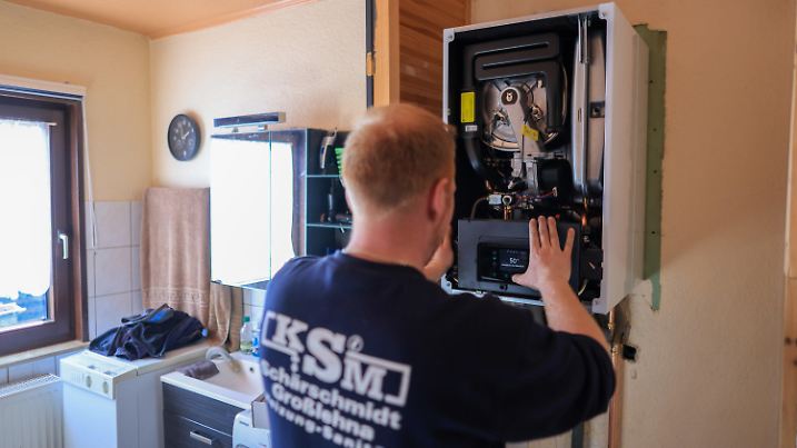 01.03.2023, Sachsen, Markranstädt: Ein Mitarbeiter einer Sanitär- und Heizungsbaufirma installiert eine moderne Gasbrennwerttherme in einem Einfamilienhaus. Die Pläne der Ampel-Koalition für die Heizungsumstellung auf erneuerbare Energien nehmen Gestalt an. Ab 2024 sollen keine neuen Erdgas- und Ölheizungen mehr eingebaut werden. An ihre Stelle träten Heizungen, die mindestens zu 65 Prozent mit erneuerbaren Energien betrieben werden. Derzeit heizt jeder zweite Haushalt in Deutschland mit Erdgas. Von der FDP kommt scharfe Kritik - und das Handwerk warnt, sich auf Technologien festzulegen. Foto: Jan Woitas/dpa +++ dpa-Bildfunk +++