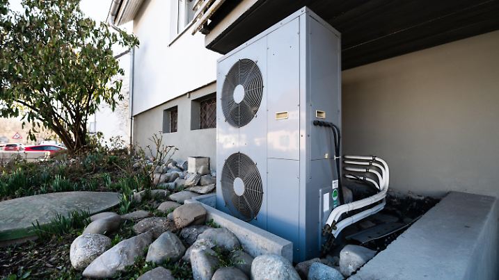 ARCHIV - 24.03.2022, Baden-Württemberg, Rottweil: Die Lüftungsanlage einer Wärmepumpe steht vor einem Wohnhaus. Mit einem zwei Milliarden Euro umfassenden Investitionsprogramm wollen die Grünen in Berlin eine «Wärmewende» ansteuern. (Zu dpa «Grüne wollen mit zwei Milliarden «Wärmewende» in Berlin anschieben») Foto: Silas Stein/dpa +++ dpa-Bildfunk +++