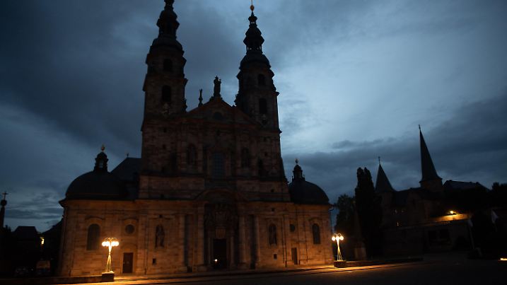 ARCHIV - 27.09.2022, Hessen, Fulda: Der Dom zu Fulda wird aus Energiespargründen nicht angeleuchtet. (zu dpa: «Kommunen senken Energieverbrauch - auch in Eigenregie») Foto: Sebastian Gollnow/dpa +++ dpa-Bildfunk +++