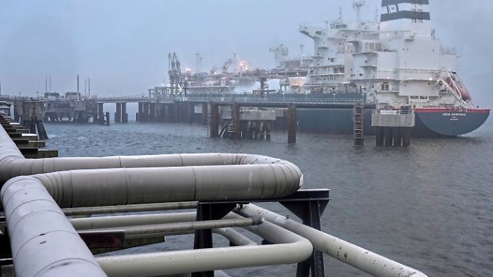 ARCHIV - 17.12.2022, Niedersachsen, Wilhelmshaven: Das Spezialschiff «Höegh Esperanza» liegt während der Eröffnung des LNG-Terminals in Wilhelmshaven vor Anker. Ein Defekt an einem technischen Gerät hat Anfang Februar zu einer kurzzeitigen Abschaltung des schwimmenden Importterminals für Flüssigerdgas (LNG) in Wilhelmshaven geführt. (zu dpa: "LNG-Terminal wegen technischem Problem kurzzeitig abgeschaltet") Foto: Michael Sohn/AP POOL/AP +++ dpa-Bildfunk +++