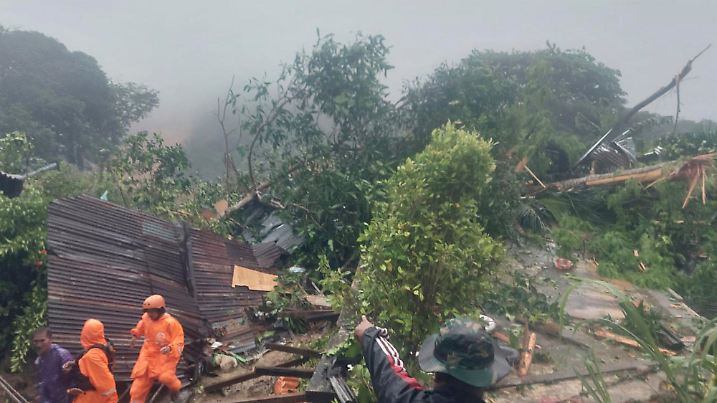 SCREENSHOT - 06.03.2023, Indonesien, Serasan: HANDOUT - Dieses Videostandbild der indonesischen Katastrophenschutzbehörde (BNPB) zeigt Rettungskräfte, die 
nach Opfern nach einem Erdrutsch suchen. Bei einem von sintflutartigen Regenfällen ausgelösten Erdrutsch wurden mehrere Menschen getötet. Nach Angaben des nationalen Katastrophenschutzes werden noch Dutzende Menschen auf der abgelegenen Insel vermisst. Foto: BNPB/BNPB/AP/dpa - ACHTUNG: Nur zur redaktionellen Verwendung im Zusammenhang mit der aktuellen Berichterstattung und nur mit vollständiger Nennung des vorstehenden Credits +++ dpa-Bildfunk +++