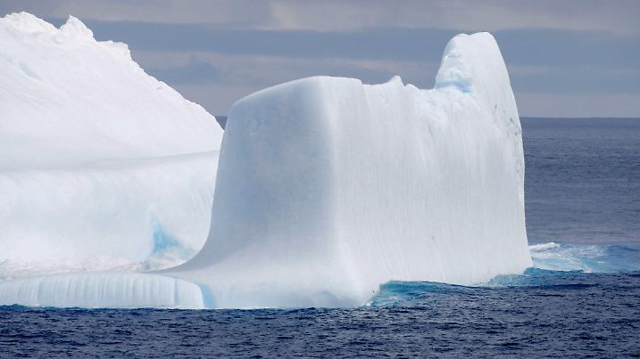 ARCHIV - 07.12.2019, ---, Antarktischer Ozean: Das Foto, das vom japanischen Forschungsschiff «Shirase» während der 61. Antarktis-Expedition gemacht wurde, zeigt einen Eisberg im Antarktischen Ozean. Die Meereisausdehnung in der sommerlichen Antarktis hat ein neues Rekordminimum erreicht. (zu dpa «Registrierte Meereisbedeckung in Antarktis so gering wie nie») Foto: Kyodo/dpa +++ dpa-Bildfunk +++