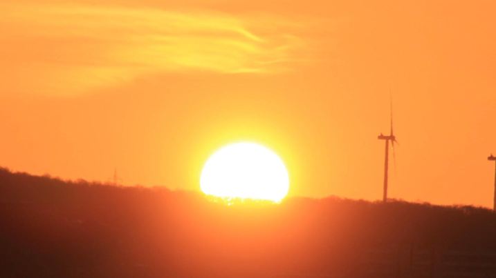 Romantischer Sonnenaufgang bei 8 Grad, besser geht es für Frühaufsteher kaum Pärchen genießen Sonnenstrahlen. Frühling kann kommen: Heute bis zu 18 Grad erwartet. Endlich wieder Vitamin D tanken. Der Frühling kann kommen: Nachts und frühmorgens sinkt das Thermometer in Hildesheim nicht mal mehr unter sieben Grad und die Tage werden endlich wieder länger, zur Freude vieler Frühaufsteher, Ausflugsfans und Spaziergänger wie heute morgen in Hildesheim auf dem Berghölzchen. Seit dem Wochenende strahlt die Sonne schon in Höchstform, um uns mit dem wertvollen Vitamin D im Körper zu versorgen. / Deutschland, Niedersachsen, Hildesheim, Wetter, Frühling, Frühlingsanfang, Wetter, Wetterbild, Wettervorhersage, Temperaturen, Frühling Copyright: xMartinxDziadekx