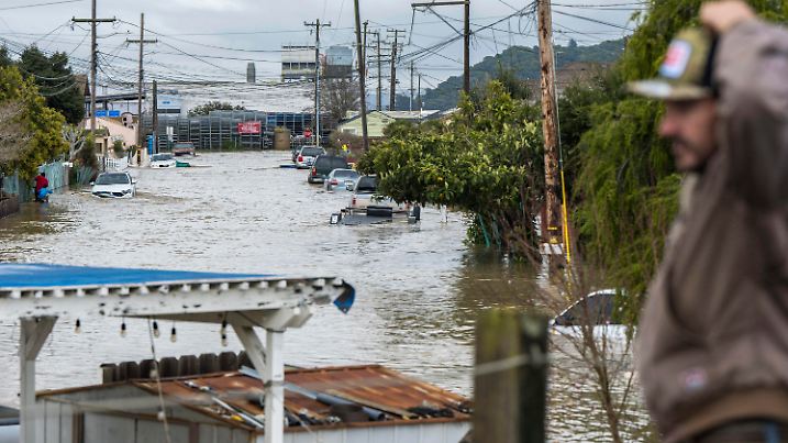 11.03.2023, USA, Watsonville: Ein Mann blickt auf die Überschwemmungen in Watsonville. Der Westküstenstaat Kalifornien ist derzeit mit schweren Regen- und Schneefällen konfrontiert. Foto: Nic Coury/AP/dpa +++ dpa-Bildfunk +++