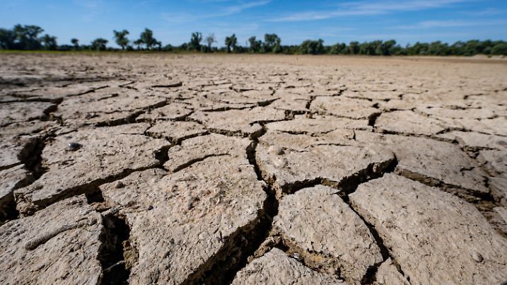 ARCHIV - 20.07.2022, Bayern, Mariaposching: Aufgerissen und ausgetrocknet ist eine Sandbank an der Niedrigwasser führenden Donau. In der Schweiz haben am Montag die Beratungen über den Abschlussbericht des Weltklimarates zur aktuellsten Analyse des Klimawandels begonnen. (zu dpa «Weltklimarat berät über Synthese-Bericht zum Klimawandel») Foto: Armin Weigel/dpa +++ dpa-Bildfunk +++