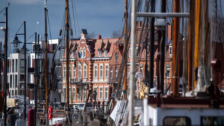 15.03.2023, Mecklenburg-Vorpommern, Greifswald: Schiffe liegen bei sonnigem Wetter im Museumshafen von Greifswald. Laut Wetterdienst bleibt das Wetter in den nächsten Tagen bei steigenden Temperaturen weiterhin unbeständig. Foto: Stefan Sauer/dpa +++ dpa-Bildfunk +++