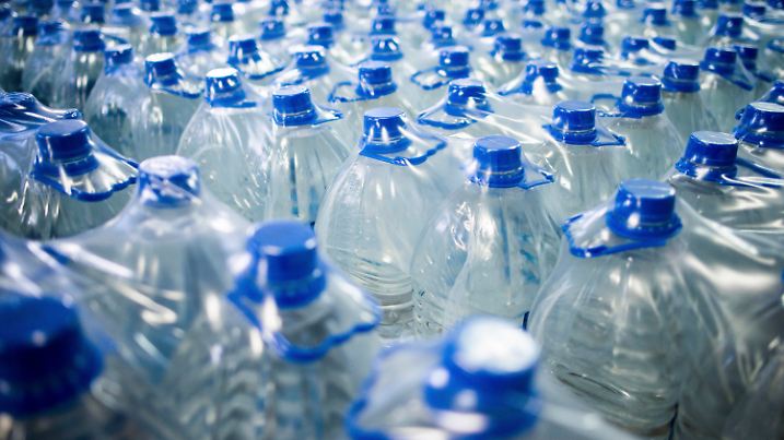 ARCHIV - 27.08.2012, Kirgistan, -: Wasserflaschen stehen in einer Fabrik zur Produktion von Mineralwasser. Das wachsende Geschäft mit abgefülltem Trinkwasser untergräbt einem neuen Bericht der Vereinten Nationen zufolge die Nachhaltigkeitsziele zum Zugang zu Wasser für alle Menschen. (zu dpa "UN-Studie: Abgefülltes Wasser untergräbt Nachhaltigkeitsziele") Foto: picture alliance / dpa +++ dpa-Bildfunk +++