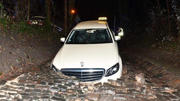 Der Taxifahrer Akan Aydin bricht mit seinem Wagen am Mittwoch 8.3.2023 in das Kopfsteinpflaster der Forbacher Strasse in Saarbrücken ein. Grund war vermutlich ein unterspülter Kanal nach Starkregen oder ein Rohrbruch, so die Polizei. Der Wagen sackte mit der Vorderachse einen Meter ein. *** The cab driver Akan Aydin breaks with his car on Wednesday 8 3 2023 in the cobblestones of Forbacher Street in Saarbrücken was probably a washed out channel after heavy rain or a burst pipe, police said The car sank in with the front axle a meter bub