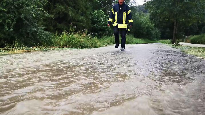 Starkregen im Landkreis Heidenheim, Starkregen hat im Landkreis Heidenheim für zahlreiche überflutete Straßen und Keller gesorgt. Feuerwehren waren im Dauereinsatz. Nattheim Baden-Württemberg Deutschland Nattheim *** Heavy rain in the district of Heidenheim, heavy rain has caused numerous flooded streets and cellars in the district of Heidenheim Fire brigades were in continuous operation Nattheim Baden Württemberg Germany Nattheim Copyright: x xonw-imagesx/xMarkusxBrandhuberx