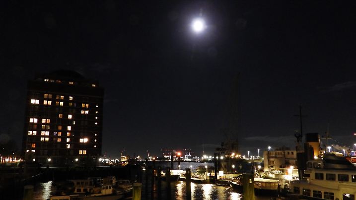 Full Moon Fever: Der erste Frühlingsvollmond über Hamburg

/ 080323

*** Full Moon Fever, Hamburg, Germany - 08 Mar 2023 ***