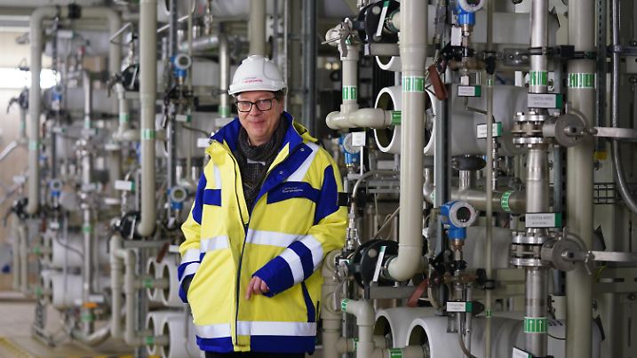 02.03.2023, Hamburg: Christian Heine, Sprecher der Geschäftsführung der Hamburger Energiewerke, steht im Wasseraufbereitungs- und Laborgebäude auf dem Gelände des ehemaligen Heizkraftwerkes Moorburg. Die Stadt Hamburg hat das stillgelegte Heizkraftwerk Moorburg von Vattenfall gekauft. Im neuen Energy Hub Moorburg soll eine Wasserstoff-Infrastruktur aufgebaut werden um mit Teilen des Ex-Kraftwerkes eine Versorgung der Stadt auf Basis erneuerbarer Energien zu nutzen. Foto: Marcus Brandt/dpa +++ dpa-Bildfunk +++