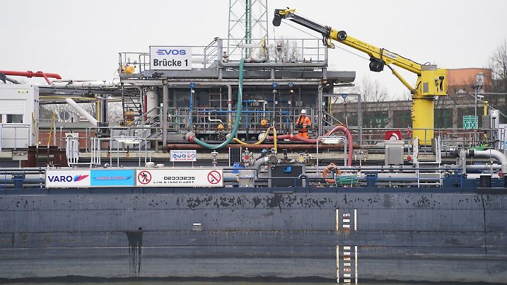30.03.2023, Hamburg: Ein Tanker liegt am Anleger auf dem Firmengelände der Evos Hamburg im Hafen. Das Projekt Projekt ·Hamburg Blue Hub· hat gestartet. Der Hamburg Blue Hub soll ein offener Handelspunkt für synthetische Treibstoffe wie zum Beispiel E-Fuels aus aller Welt werden und vor allem den Import nach Deutschland und Europa vereinfachen. Foto: Marcus Brandt/dpa +++ dpa-Bildfunk +++