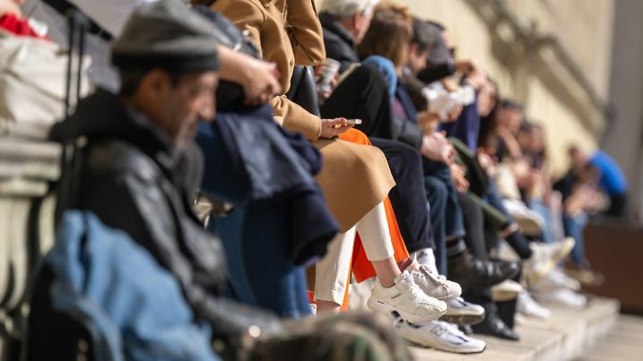 17.03.2023, Bayern, München: Menschen sitzen bei frühlingshaftem Wetter am Max-Joseph-Patz, nahe der Oper, in der Sonne. Der Deutsche Wetterdienst rechnet am Wochenende mit meist heiterem und trockenem Wetter bei bis zu 20 Grad in Bayern. Foto: Peter Kneffel/dpa +++ dpa-Bildfunk +++