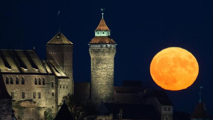 Der Vollmond geht hinter der Nürnberger Kaiserburg auf