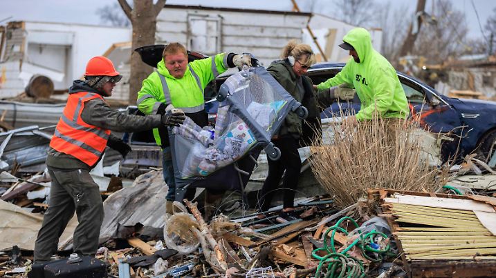 April 1, 2023, Sullivan, Indiana, United States: Volunteers help remove items from a damaged home for a family with a baby after a tornado in Sullivan, Indiana. Three people were declared dead, and 8 others were injured, as the search and rescue operation continued Saturday afternoon. The severe storm that created the tornado struck Friday, March 31, 2023, and damaged about 150 homes and structures in Sullivan. (Credit Image: © Jeremy Hogan/SOPA Images via ZUMA Press Wire) / action press