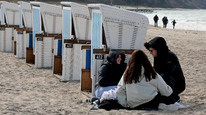 11.04.2023, Mecklenburg-Vorpommern, Warnemünde: Erste Strandkörbe stehen am Ostseestrand, sie dienen vorerst nur als Windschutz. Kühles und wechselhaftes Aprilwetter dominiert im Norden. Foto: Bernd Wüstneck/dpa +++ dpa-Bildfunk +++