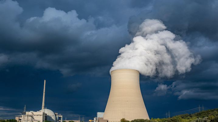 ARCHIV - 11.09.2022, Bayern, Essenbach: Wasserdampf steigt aus dem Kühlturm des Atomkraftwerks (AKW) Isar 2. (zu dpa «Kernkraftwerk Isar 2 geht Mitte April vom Netz - Minister-Besuch») Foto: Armin Weigel/dpa +++ dpa-Bildfunk +++