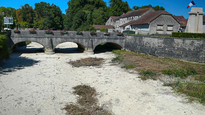 ARCHIV - 09.08.2022, Frankreich, Lux: Ein Blick auf den ausgetrockneten Fluss Tille in Lux im Sommer 2022. Das Burgund, in dem die Seine entspringt, die durch Paris fließt, ist normalerweise eine sehr grüne Region. Weiten Teilen Frankreichs steht nach Befürchtung der Behörden wegen mangelnden Regens ein zweiter Dürre-Sommer bevor. (zu dpa "Behörde befürchtet erneute Dürre in weiten Teilen Frankreichs") Foto: Nicholas Garriga/AP/dpa +++ dpa-Bildfunk +++