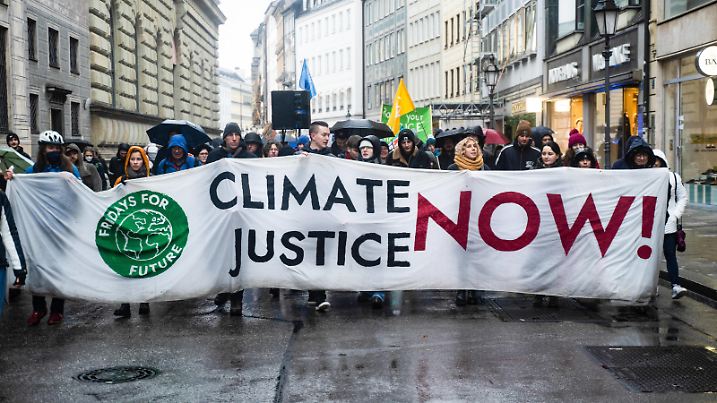 News Themen der Woche KW48 News Bilder des Tages Fridays for Future Demonstration in München Teilnehmer*innen mit Banner Klimagerechtigkeit Jetzt . Am 2. Dezember 2022 versammelten sich über 80 Teilnehmer*innen, um gemeinsam mit Fridays for Future für Klimagerechtigkeit und für den Erhalt von Lützerath, einem Dorf in NRW zu demonstrieren. Dieses soll für den Abbau von Kohle abgebaggert werden und damit würde auch die 1,5-Grad-Grenze fallen. -- Participants with banner Climate Justice Now . On 2nd December 2022, over 80 participants gathered together with Fridays for Future to demonstrate for climate justice and for the preservation of Luetzerath, a village in NRW. This village is to be mined for coal, which would mean that the 1.5 degree limit would fall. München Bayern Deu Copyright: xmufkinnphotosx
