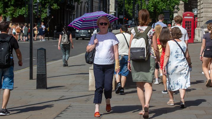 July 18, 2022, London, England, United Kingdom: A person carrying an umbrella as a protection against sun rays is seen in Westminster as record level of heat is expected in the UK. London United Kingdom - ZUMAs262 20220718_zip_s262_023 Copyright: xTayfunxSalcix