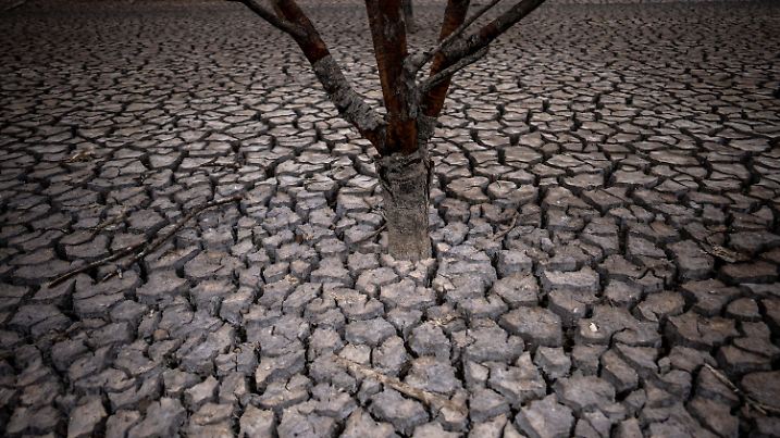 18.04.2023, Spanien, Vilanova de Sau: Rissige Erde ist, nachdem der Wasserstand im Sau-Stausee, etwa 100 km nördlich von Barcelona, gesunken ist, zu sehen. Der spanische Ministerpräsident Sanchez warnte seine Amtskollegen am Mittwoch, dass die akute Dürre, die das Land heimsucht, zu einer der größten langfristigen Sorgen des Landes werden wird. Foto: Emilio Morenatti/AP +++ dpa-Bildfunk +++