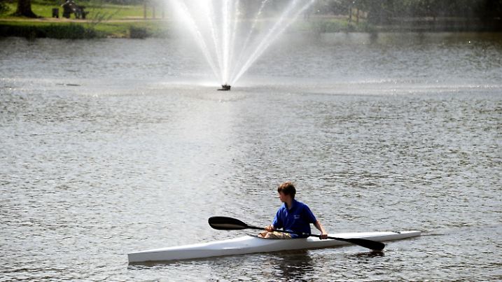 Ein Paddler genießt am Dienstag (01.05.2012) das schöne Wetter in Neumünster. Bei vorsommerlichen Temperaturen zog es zum Maifeiertag zahlreiche Menschen in die Natur. Foto: Carsten Rehder dpa/lno +++(c) dpa - Bildfunk+++