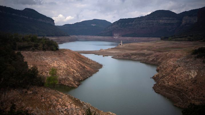 18.04.2023, Spanien, Vilanova de Sau: Blick auf den Sau-Stausee, etwa 100 km nördlich von Barcelona. Der spanische Ministerpräsident Sanchez warnte seine Amtskollegen am Mittwoch, dass die akute Dürre, die das Land heimsucht, zu einer der größten langfristigen Sorgen des Landes werden wird. Foto: Emilio Morenatti/AP +++ dpa-Bildfunk +++