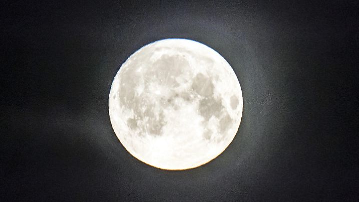 14.06.2022, Großbritannien, Huddersfield: Der Erdbeermond, der Vollmond im Juni, ist über Huddersfield in Yorkshire zu sehen. Foto: Danny Lawson/PA Wire/dpa +++ dpa-Bildfunk +++
