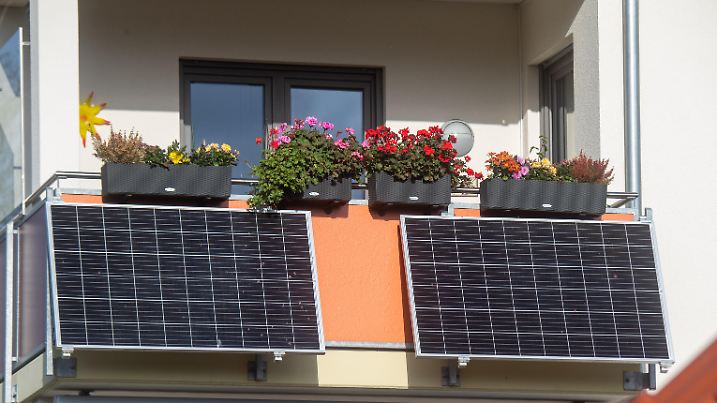 Solarmodule für ein sogenanntes Balkonkraftwerk hängen an einem Balkon. Ab Dienstag können Bürger in Mecklenburg-Vorpommern Anträge auf Förderung von sogenannten steckerfertigen Balkon-Photovoltaik-Anlagen stellen.