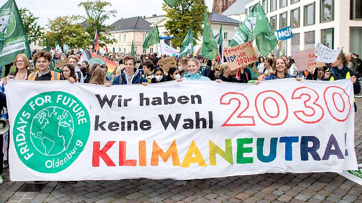 23.09.2022, Niedersachsen, Oldenburg: Zahlreiche Schülerinnen und Schüler ziehen während einer Demonstration zum globalen Klimastreik mit Transparenten und Fahnen durch die Innenstadt. Die Klimaschutzbewegung Fridays for Future hat für diesen Freitag zu einem weltweiten Klimastreik aufgerufen. Foto: Hauke-Christian Dittrich