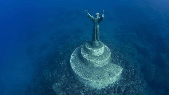 The statue of Christ Of The Abyss (Cristo degli abissi) in the Marine Protected Area of Portofino (Area Marina Protetta, Portofino), Liguria, Italy. Mediterranean Sea. This was the world s first underwater statue, sculpted by Guido Galletti, and placed underwater in 1954. Its bronze consists of medals of mariners and athletes, parts of ships, bells and canons. It was restored in 2004. There are two famous copies of this statue - one underwater in the Florida Keys and one underwater in Grenada. PUBLICATIONxINxGERxSUIxAUTxONLY 1435863 AlexxxMustard

The Statue of Christ of The Abyss Cristo degli Abissi in The Navy Protected Area of Portofino Area Marina  Portofino Liguria Italy Mediterranean Sea This what The World S First UNDERWATER Statue sculpted by Guido Galletti and placed UNDERWATER in 1954 its Bronze consists of Medals of mariners and Athletes Parts of Ships Bells and Canons IT what restored in 2004 There are Two Famous copies of This Statue One UNDERWATER in The Florida Keys and One UNDERWATER in Grenada PUBLICATIONxINxGERxSUIxAUTxONLY 1435863 AlexxxMustard