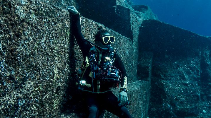 Scuba diver exploring the Yonaguni Monument, a submerged rock formation off the coast of Japan. It is unknown if these sandstone rocks are formed naturally or are of human construction, Yoguni, Japan. 2017. PUBLICATIONxINxGERxSUIxAUTxONLY 1600415 StephanexGranzotto 