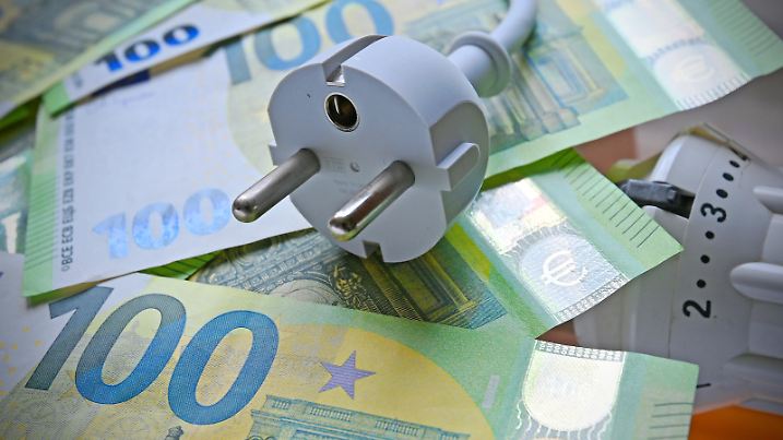 Themenbild:Strompreis und Gaspreis sind Inflationstreiber und treiben die Lebenshaltungskosten der Buerger in ungeahnte Hoehen. Ein Stromstecker liegt auf Geldscheinen, die wiederum auf einem Heizkoerper mit Thermostat liegen. Heizkosten.Thermostat,Heizkoerper,Symbolfoto,Heizkosten,Heizkoerper,Radiator,Winter,Nebenkosten,Wohnnebenkosten,Nachzahlung,Nebenkostennachzahlung,Heizkostennachzahlung,Mieter,Mietnebenkosten,Heizkostenvorauszahlung,Heizung. ?