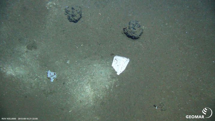 HANDOUT - 16.09.2015, ---, --: Eine Quarkpackung liegt neben Manganknollen in mehr als 4000 Metern Wassertiefe im sogenannten DISCOL-Gebiet im Pazifik. Wissenschaftler haben in der Tiefsee eine etwa 20 Jahre alte Quarkpackung und eine fast 30 Jahre alte Mülltüte gefunden - und beide waren trotz der langen Zeit im Wasser noch wie neu. (Zu dpa «Studie: Plastikmüll aus der Tiefsee nach 25 Jahren noch wie neu») Foto: ROV-Team/GEOMAR/dpa - ACHTUNG: Nur zur redaktionellen Verwendung im Zusammenhang mit der aktuellen Berichterstattung und nur mit vollständiger Nennung des vorstehenden Credits +++ dpa-Bildfunk +++