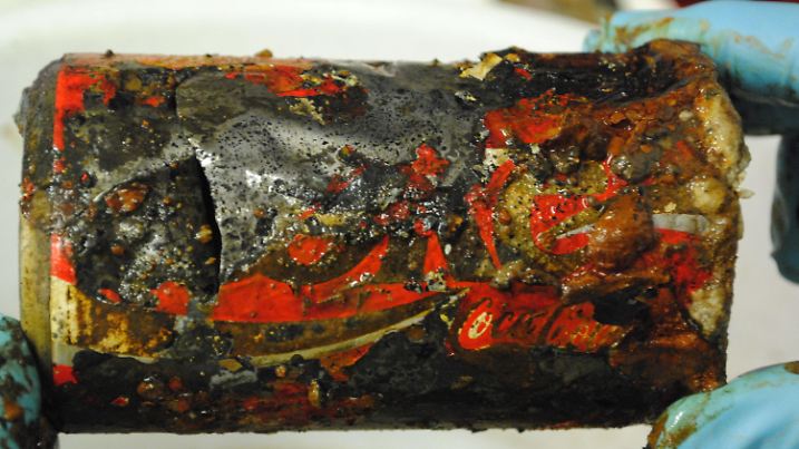HANDOUT - 21.09.2015, ---, --: An Bord eines Forschungsschiffes stellt sich heraus, dass eine Plastiktüte, die in der Tiefsee gefunden worden war, eine Cola-Dose enthielt. Die Beschriftung auf der Dose war noch zu erkennen. Wissenschaftler haben in der Tiefsee eine etwa 20 Jahre alte Quarkpackung und eine fast 30 Jahre alte Mülltüte gefunden - und beide waren trotz der langen Zeit im Wasser noch wie neu. (Zu dpa «Studie: Plastikmüll aus der Tiefsee nach 25 Jahren noch wie neu») Foto: Matthias Haeckel/GEOMAR/dpa - ACHTUNG: Nur zur redaktionellen Verwendung im Zusammenhang mit der aktuellen Berichterstattung und nur mit vollständiger Nennung des vorstehenden Credits +++ dpa-Bildfunk +++