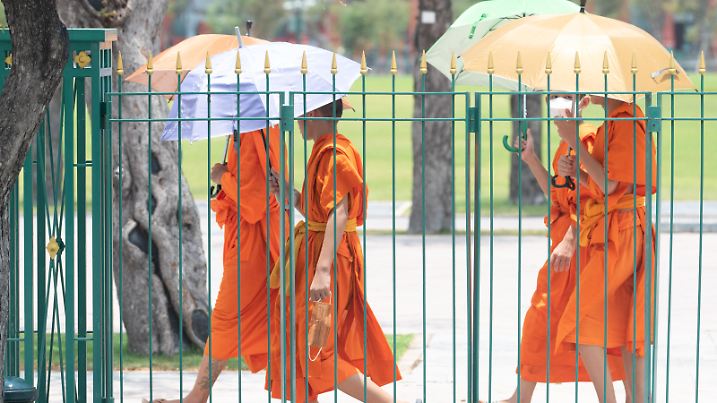 April 23, 2023. People have to carry umbrellas or wear hats because Bangkok is very hot these days. by Thai Meteorological Department, informed that Bangkok Metropolitan, to Day Maximum temperature 34-39 °C Thai authorities have warned the public. Avoid outdoor activities. During the hot weather will have an impact on health. (Photo by Teera Noisakran / Pacific Press)