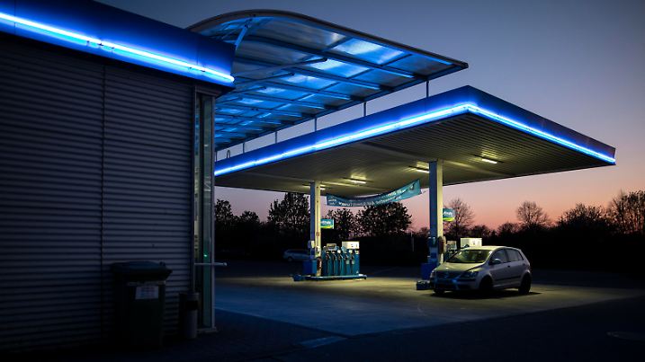 Ein Auto steht an einer Tankstelle von Aral, aufgenommen in Kodersdorf, 22.04.2020. Grund der geringen Preise fuer Diesel und Benzin ist die sinkende Nachfrage nach Rohoel. Grund dafuer ist unter anderem die Corona-Krise.