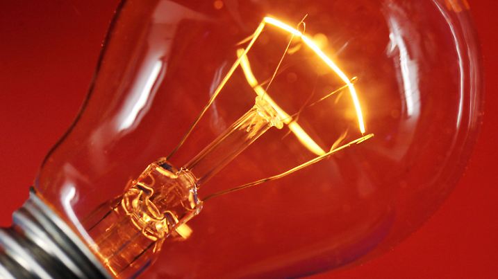 ARCHIV - Blick auf eine brennende klassische Glühlampe (Archivfoto vom 09.02.2009). Vor einem Jahr wurden die 100-Watt-Glühbirnen vom Markt genommen. Ab 1. September werden nun auch schrittweise die 75-Watt-Birnen aus dem Verkehr gezogen. Foto: Jan-Peter Kasper dpa +++(c) dpa - Bildfunk+++